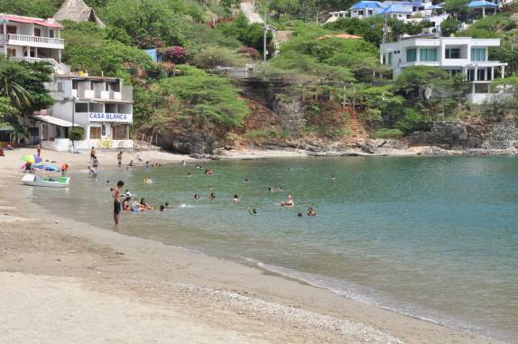 Turistas desfrutam da tranquila praia de Taganga, ao lado de Santa Marta, no litoral norte da Colômbia